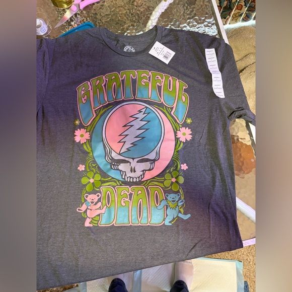NWT-Grateful Dead Graphic T-Shirt - Gray
Classic graphic logo, stunning colors - Picture 8 of 10